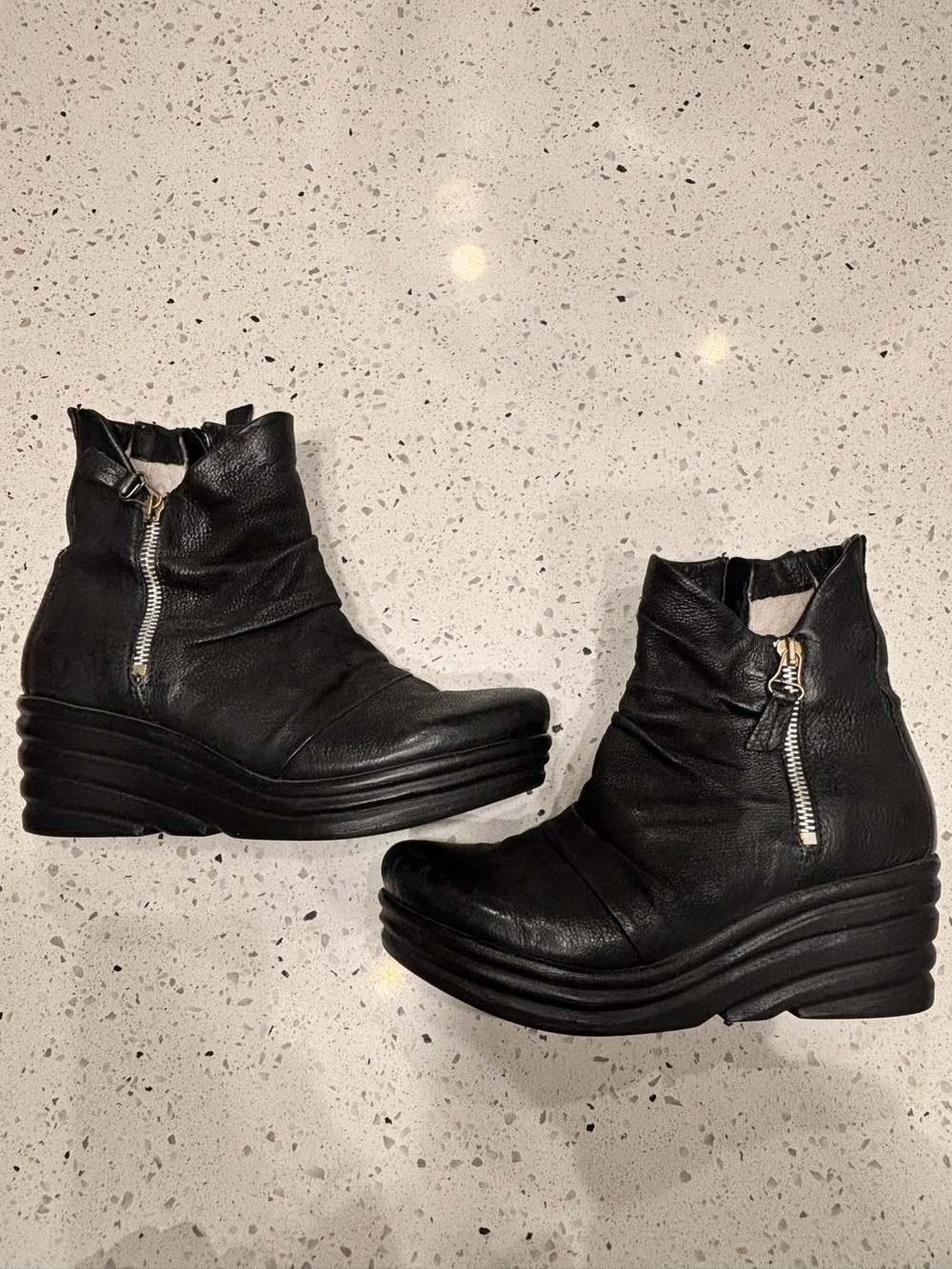 Miz Mooz Zuzu Women’s Black Leather Zipper Ankle & Booties Boot - Picture 8 of 16